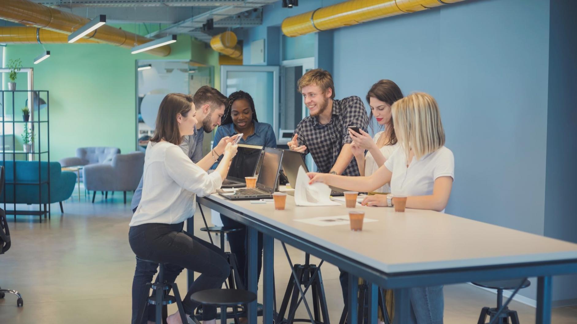 Arbeitsplatz mit Code-Analysen und Struktur-Diagrammen