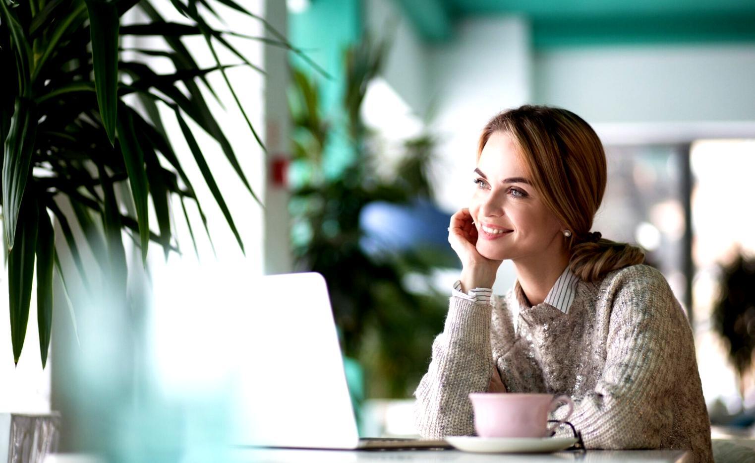 Entwickler analysiert Codestruktur auf mehreren Bildschirmen