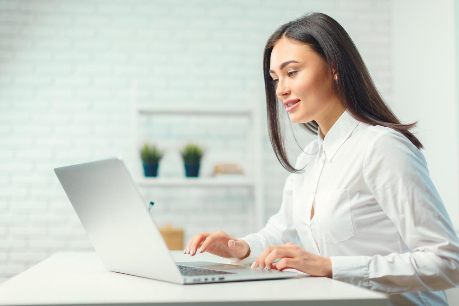 Workspace mit Monitor und Notizen zur objektorientierten Programmierung